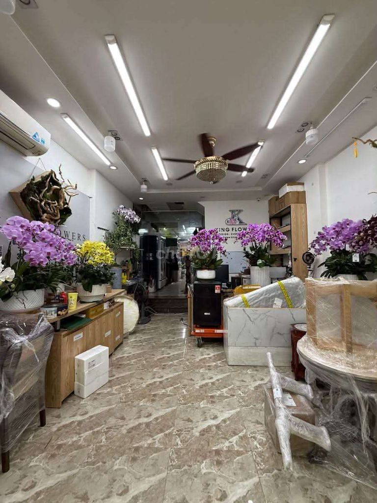 Продается таунхаус Vu Pham Cau Giay площадью 72 м², 7 этажей, лифт, KD, 79 миллиардов долларов