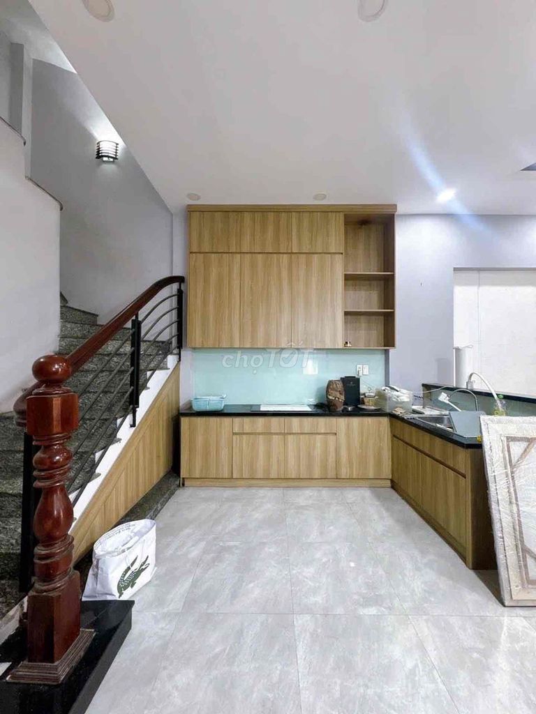 Вырезание дома дома как фасад с новым замком 🏡