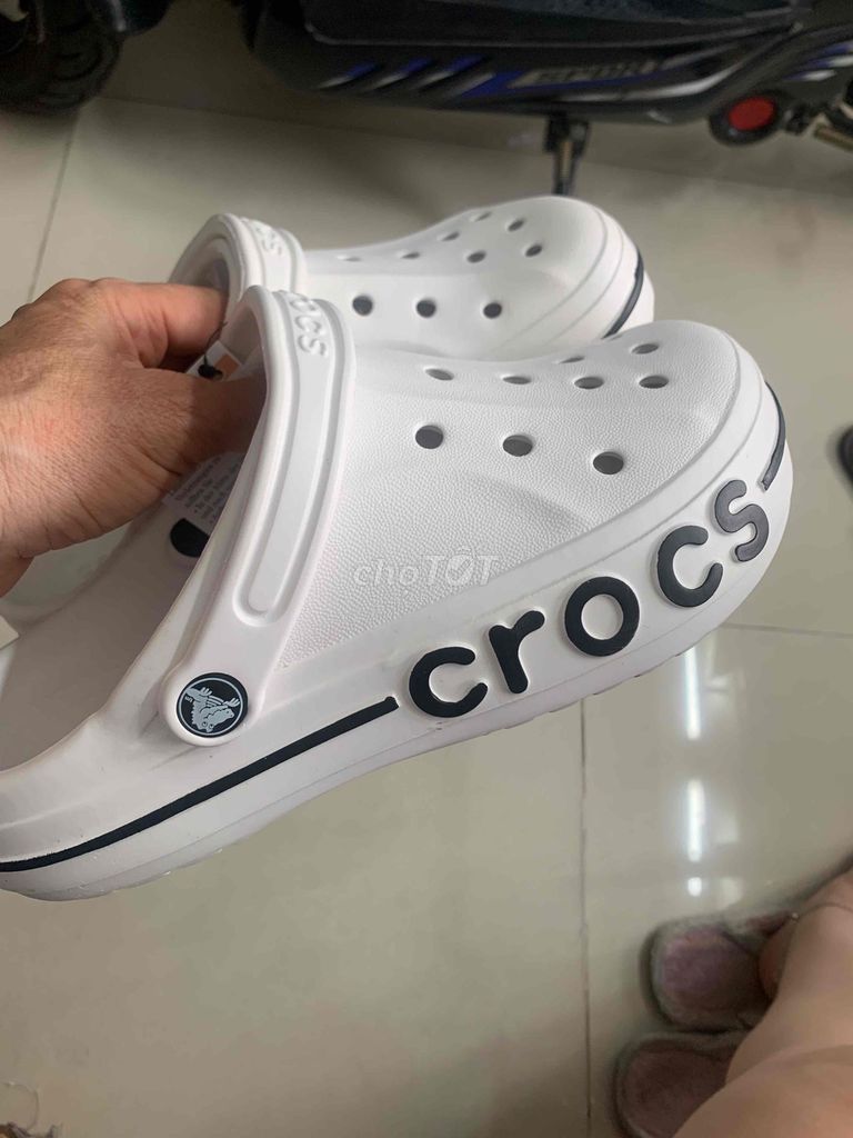 Dép Crocs S40 Trắng. Mua bán Giày dép tại Quận Tân Phú Tp Hồ Chí Minh được đăng bởi Chị Trâm hình 1