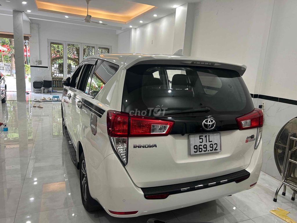 Toyota Innova E 2022 Белый 7 мест