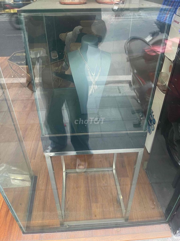 Tủ trưng bày Kính Kim loại. Mua bán Tủ, kệ gia đình tại Quận Hai Bà Trưng Hà Nội được đăng bởi Nguyễn hoàng an hình 1
