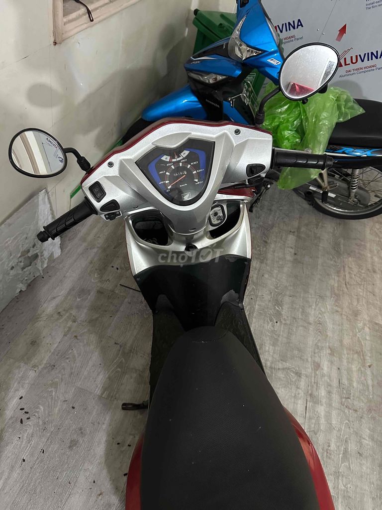 Мопед Honda Vision 2011 г., красный
