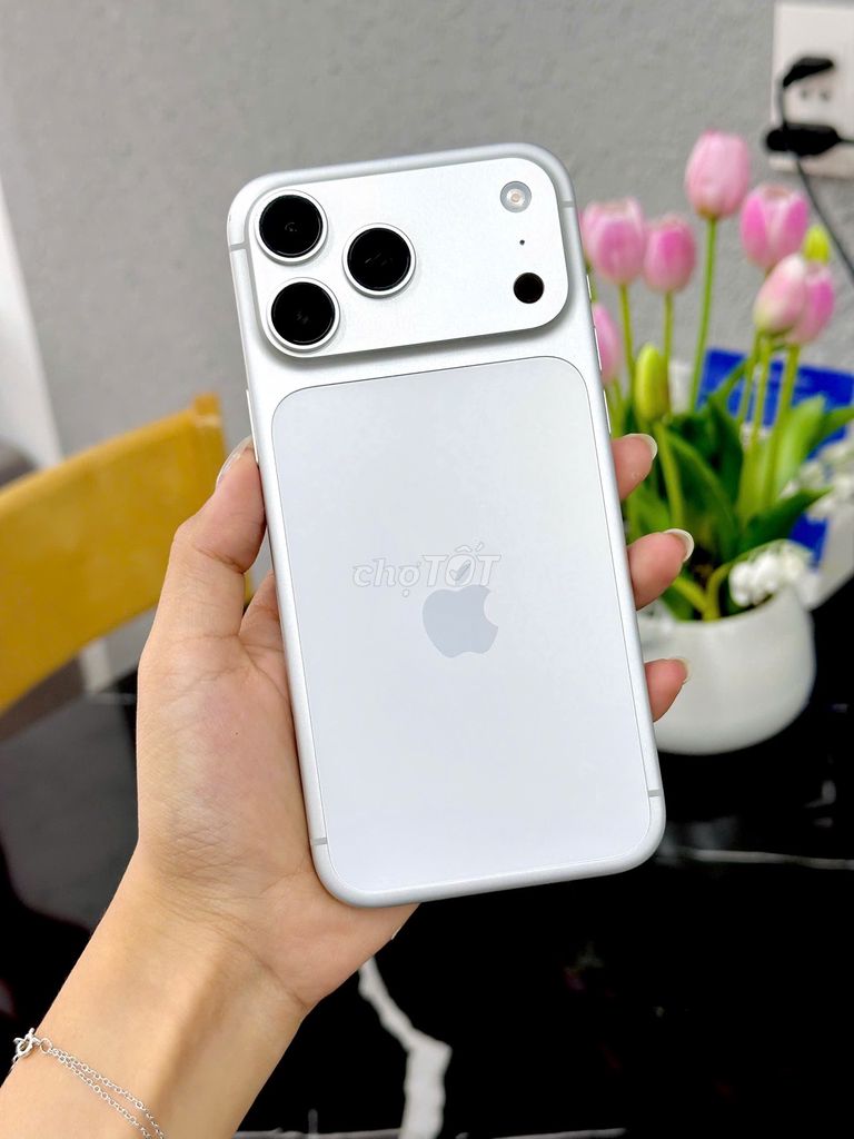 𝐈𝐩𝐡𝐨𝐧𝐞 𝟏𝟕𝐏𝐫𝐨𝐌𝐚𝐱 𝟐𝟓𝟔𝐆 𝐒𝐢𝐥𝐯𝐞𝐫 𝐙𝐏/𝐀 Pin 100% sạc 71L. Mua bán Điện thoại tại Quận Liên Chiểu Đà Nẵng được đăng bởi Gia Minh Shop hình 1