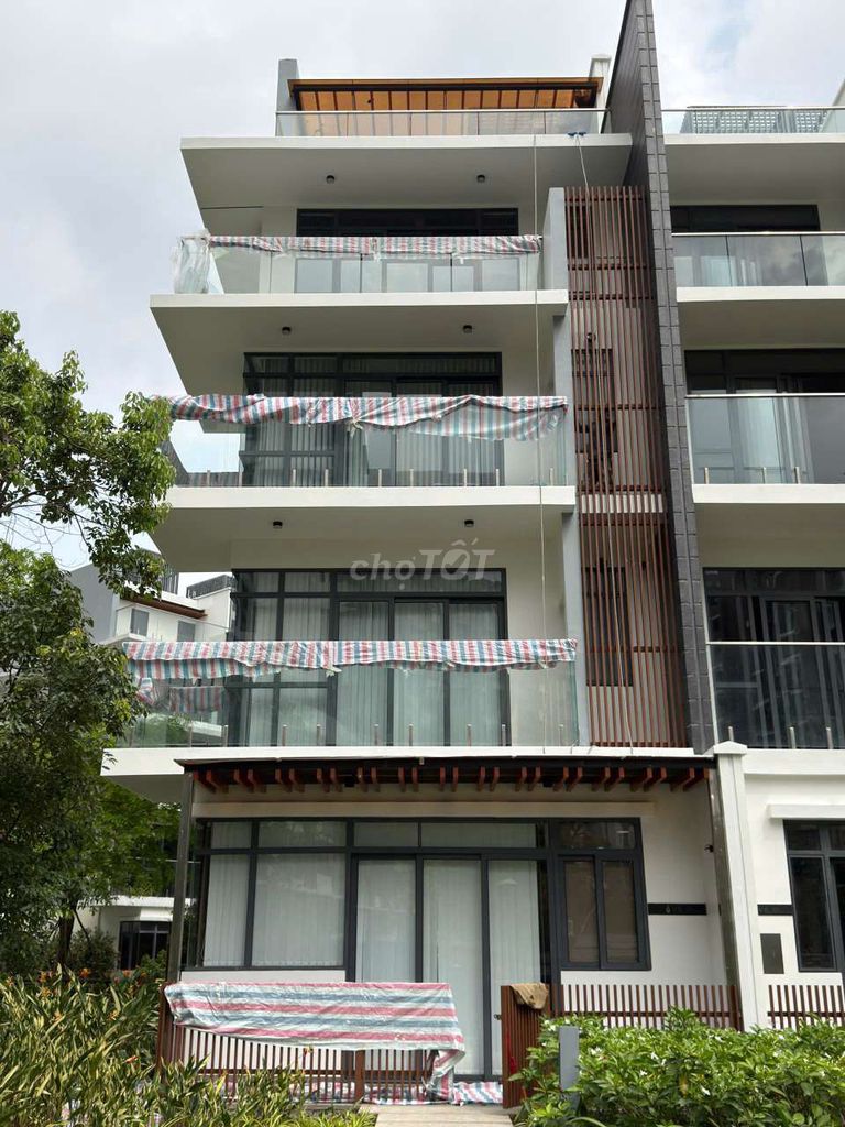 NHÀ ĐẸP KHU KHUÔNG VIỆT 8X20M , 3 LẦU