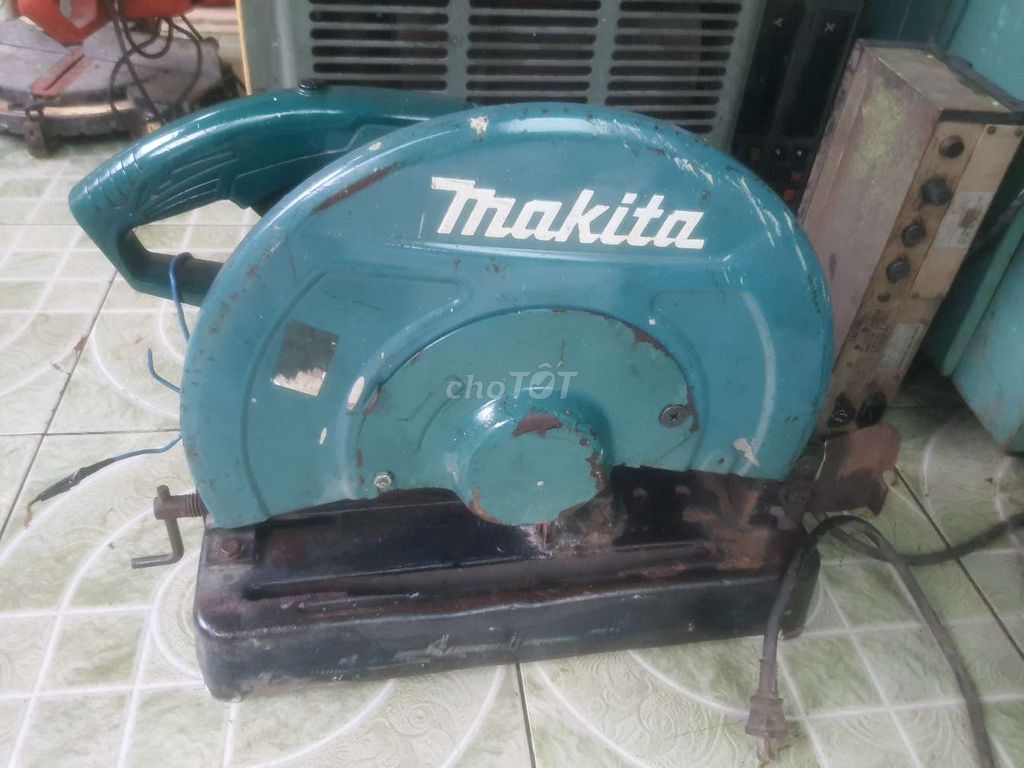 cắt sắt makita