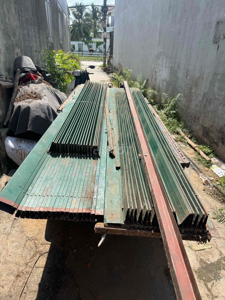 Cửa kéo sắt màu xanh lá. Mua bán Nội thất, đồ gia dụng khác tại Quận Bình Thuỷ Cần Thơ được đăng bởi Bảo Trân hình 1