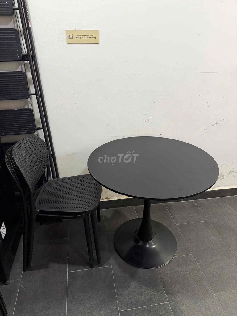 Bàn ăn chân sắt mặt gỗ đen mới 90%. Mua bán Bàn ghế tại Quận 1 Tp Hồ Chí Minh được đăng bởi TuTu hình 1