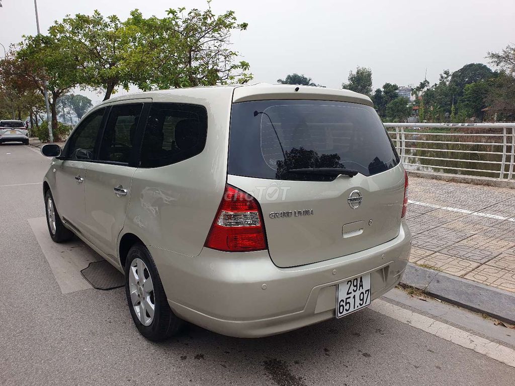 Bán nissan livina 1.8 AT 2011 chính chủ