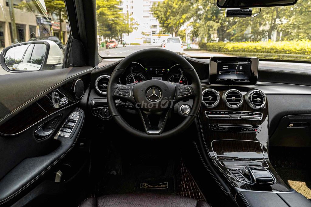 GLC200 Sx 2019 màu trắng nội thất nâu đẹp xuất sắc. Mua bán Ô tô tại Quận 7 Tp Hồ Chí Minh được đăng bởi Dương Phương hình 10