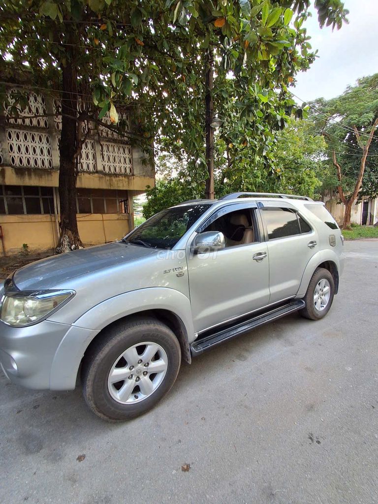 Toyota Fortuner 2.7G 2010 Бензин Автомат Серебристый