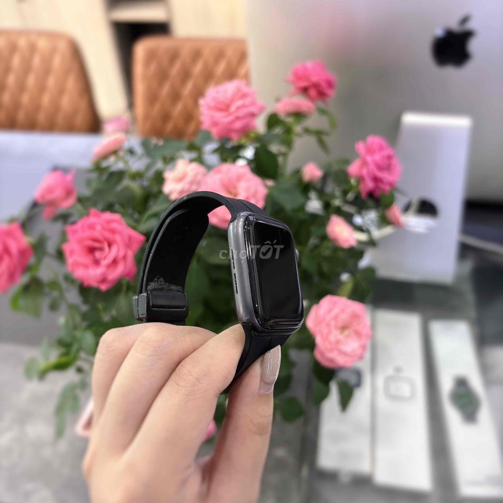 Apple Watch S4 44mm Lướt Tặng sạc + dây đeo