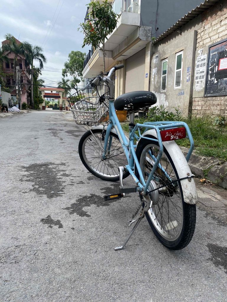 Xe đạp thường màu xanh nhạt
