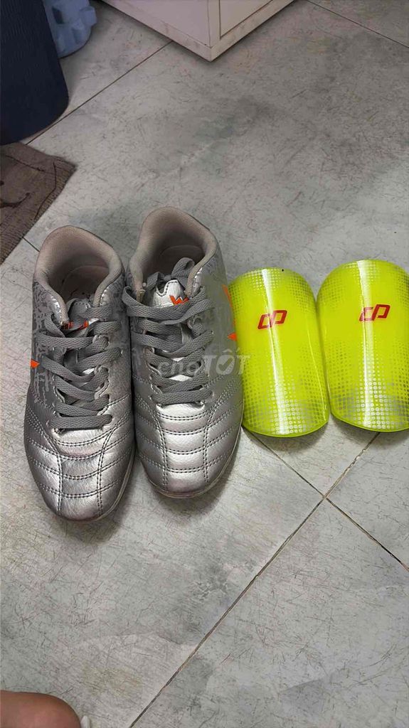 Giày đá banh Nữ Bạc size 37