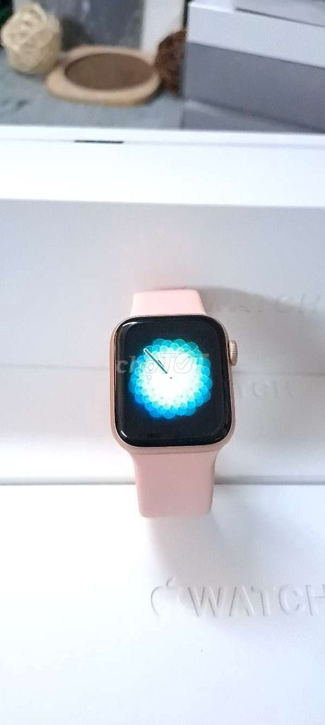 Apple Watch Series 4 Hồng 40mm. Mua bán Thiết bị đeo thông minh tại Quận 10 Tp Hồ Chí Minh được đăng bởi Hiếu Apple Watch hình 1