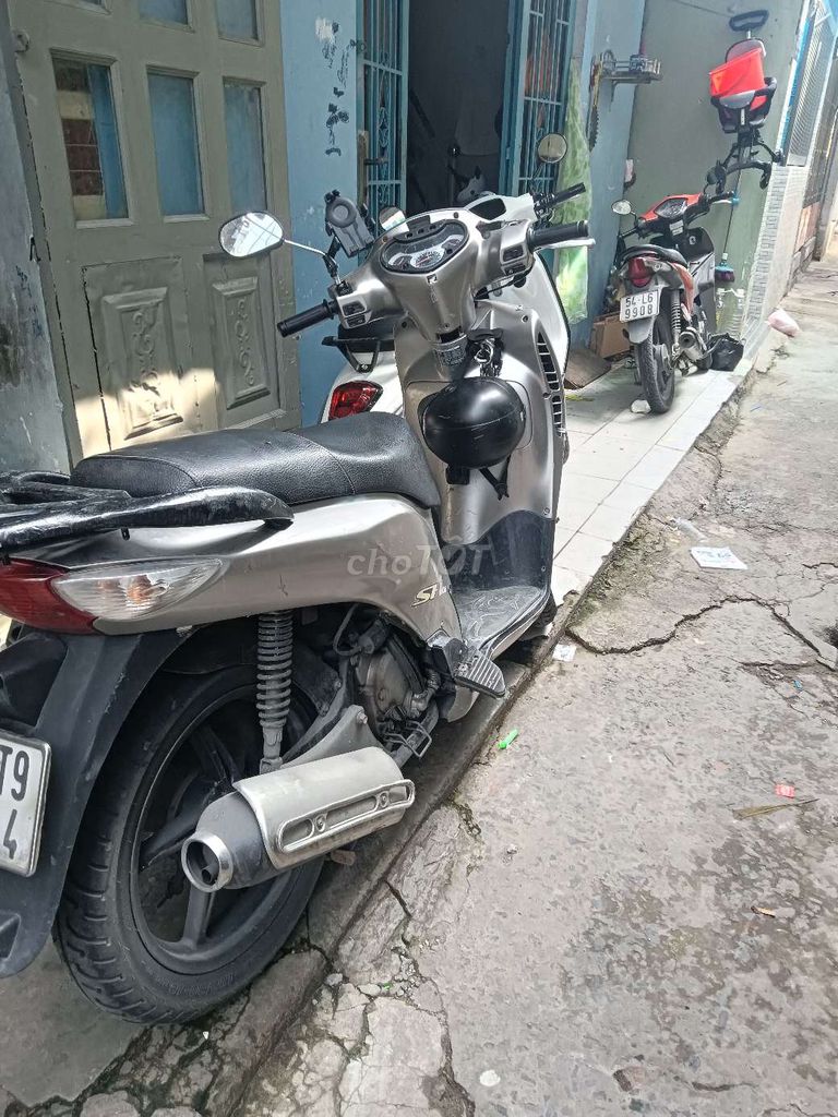 Honda SH серебристого цвета