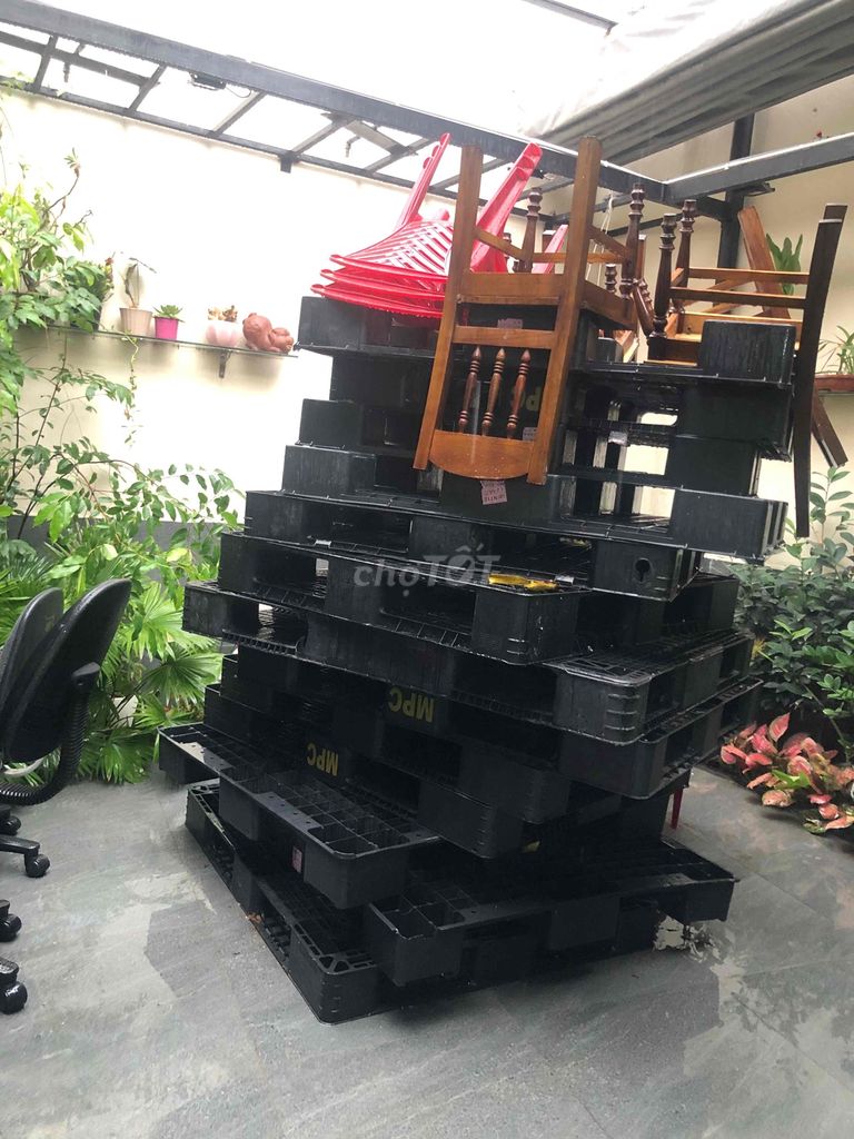 Pallet nhựa đen đã qua sử dụng. Mua bán Giường, chăn ga gối nệm tại Quận Hải Châu Đà Nẵng được đăng bởi Anh Lee hình 1