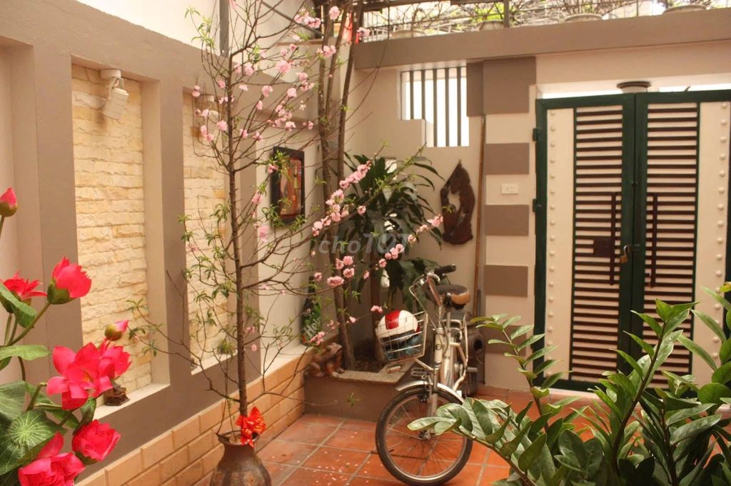 Cho thuê nhà sân vườn Đội Cấn, Ba Đình, full đồ