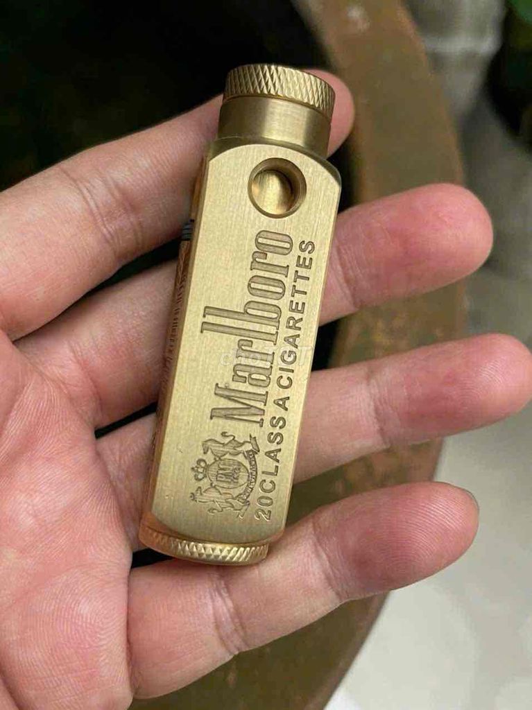 bật lửa Marlboro đồng. Mua bán Đồ sưu tầm, đồ cổ tại Quận Ninh Kiều Cần Thơ được đăng bởi Đức Antiques hình 1