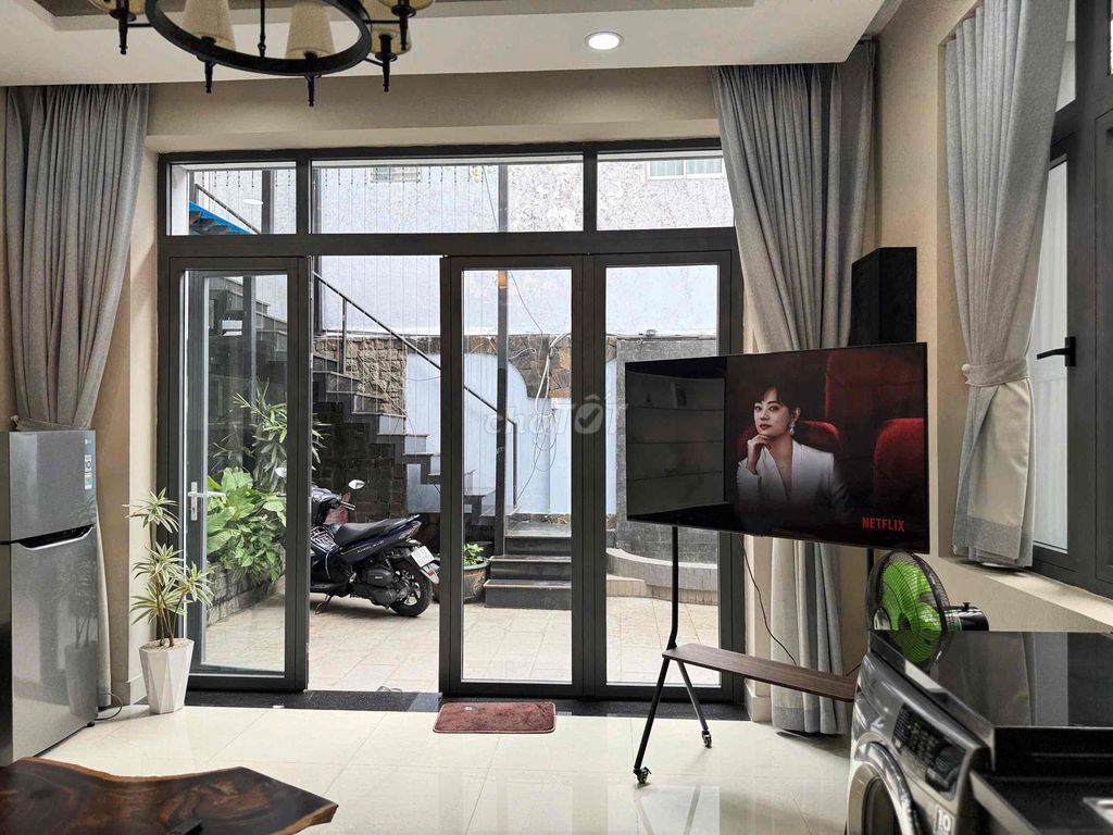 Tại trung tâm quận 1 siêu phẩm 1PN có sân rộng rãi, gần Trần Hưng Đạo