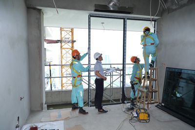 Công nhân lắp đặt cửa - HCM