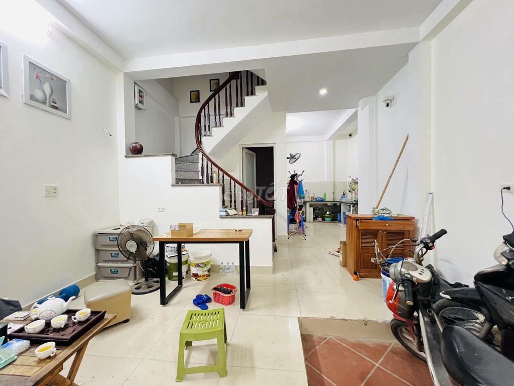 Дом в Чыонг Динь, 50 м² x 3 этажа, рядом с машинами, расширяющийся кзади