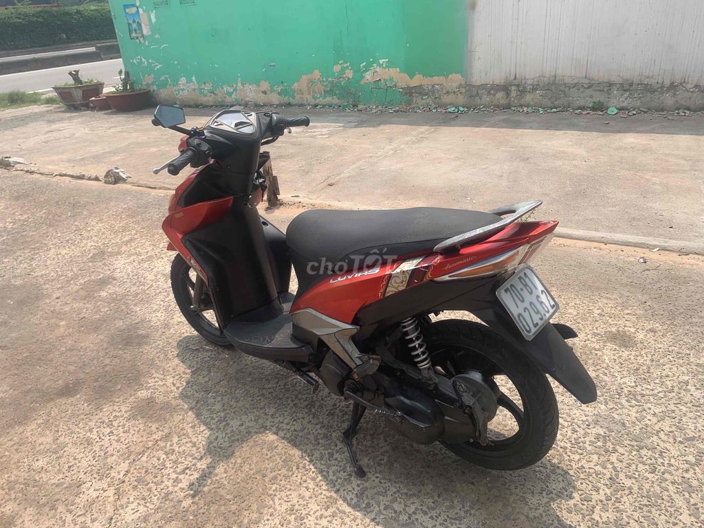 Красный скутер Yamaha Luvias