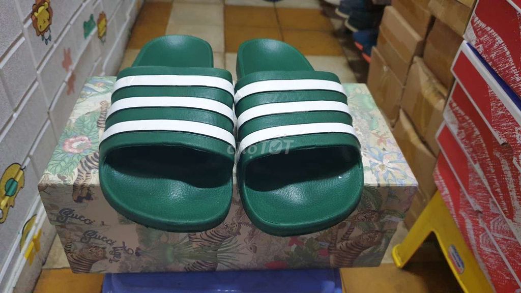 Mình cần bán 1 đôi dép quay ngang hiệu adidas s 42