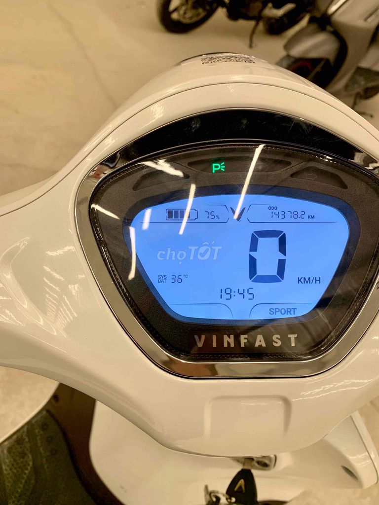 Электромотоцикл VinFast EVO 200 2023 белый, покупка аккумулятора