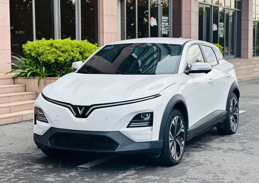 VinFast VF6 белый электромобиль 5 мест