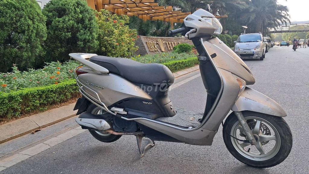 Honda Lead 2011, серебристый