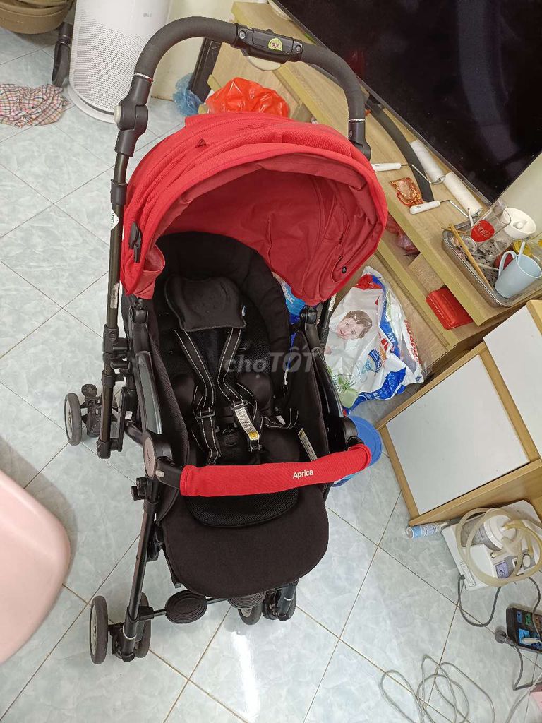 Xe đẩy Aprica Đỏ đen Gấp gọn. Mua bán Mẹ và bé tại Quận Hoàng Mai Hà Nội được đăng bởi Dũng Nguyễn Việt hình 1