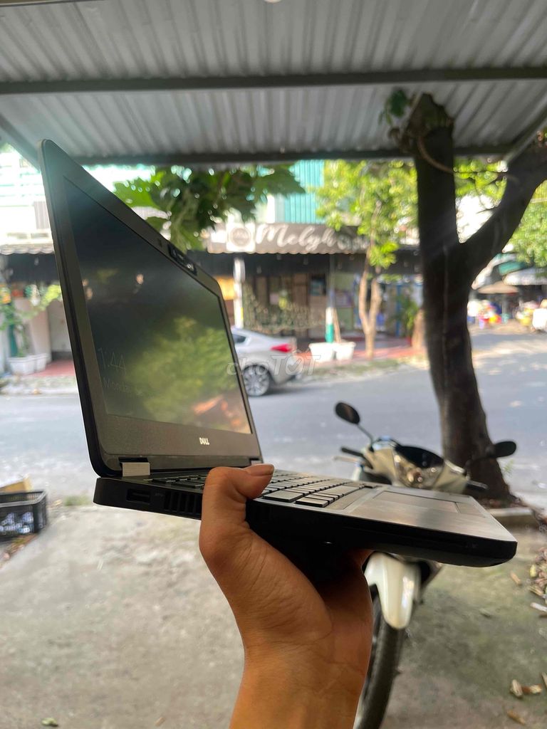 cần bán laptop 5270 văn phòng. nhỏ gọn. bền bỉ