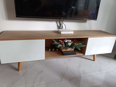 Kệ tivi gỗ hiện đại Nâu trắng 1.6m mới 95%. Mua bán Tủ, kệ gia đình tại Quận Liên Chiểu Đà Nẵng được đăng bởi Trần Viết Phúc