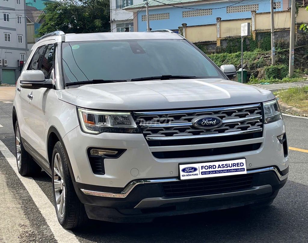 Ford Explorer белый, б/у, 7 мест, бензин