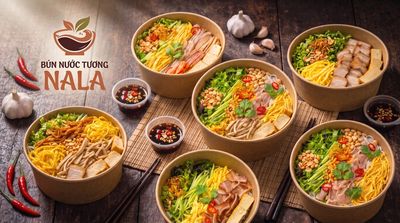 Nhân viên làm đơn quán ăn online