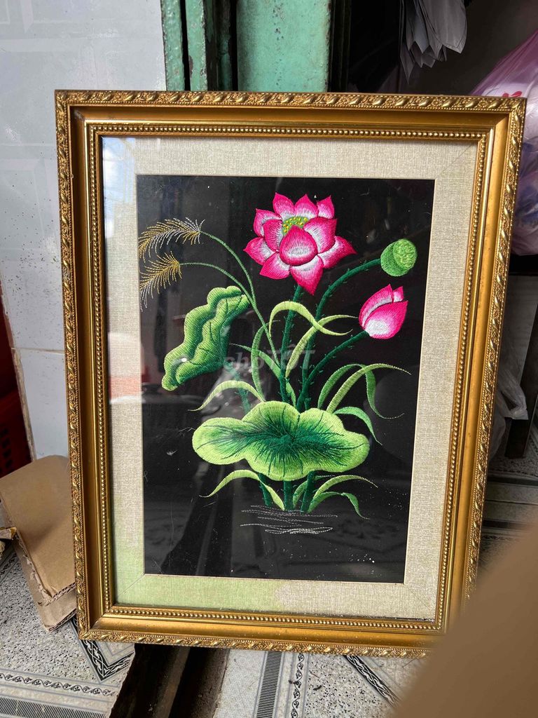 Tranh thêu hoa sen khung gỗ 32x42 cm. Mua bán Đồ sưu tầm, đồ cổ tại Quận Gò Vấp Tp Hồ Chí Minh được đăng bởi Ngô Triệu Khánh Ngọc  hình 1