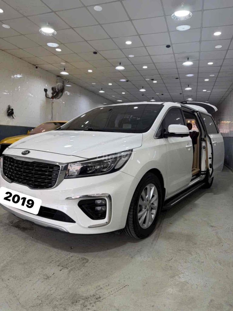 Kia Sedona Platinum G 2019 белый 80000 км