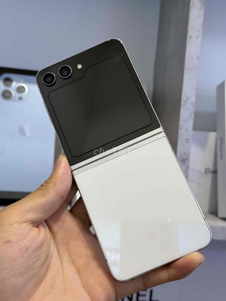 Samsung Z Flip5 512GB Trắng 2 sim. Mua bán Điện thoại tại Quận 3 Tp Hồ Chí Minh được đăng bởi Trịnh Quang Linh hình 1
