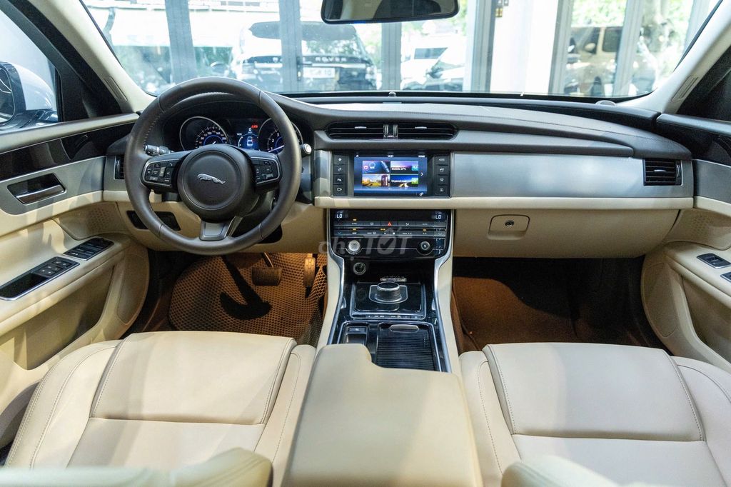 Jaguar XF Pure 2.0 AT 2017 - 1 Chủ Từ Đầu. Mua bán Ô tô tại Quận Tân Bình Tp Hồ Chí Minh được đăng bởi FatCar Auto hình 6