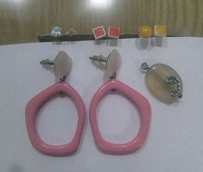 4 bộ Bông tai và 1 Mặt dây chuyền. Mua bán Phụ kiện thời trang khác tại Quận Tân Bình Tp Hồ Chí Minh được đăng bởi AN NHIÊN Thanh lý Quần áo và Phụ kiện thời trang