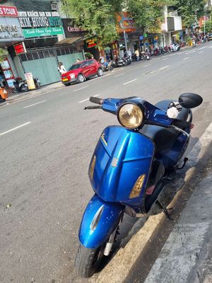 Xe máy điện Vespa màu Xanh