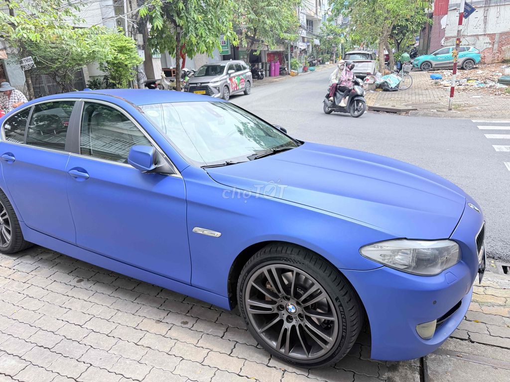BMW 523i 2010, матовый зеленый, диски 19, премиум для прогулок