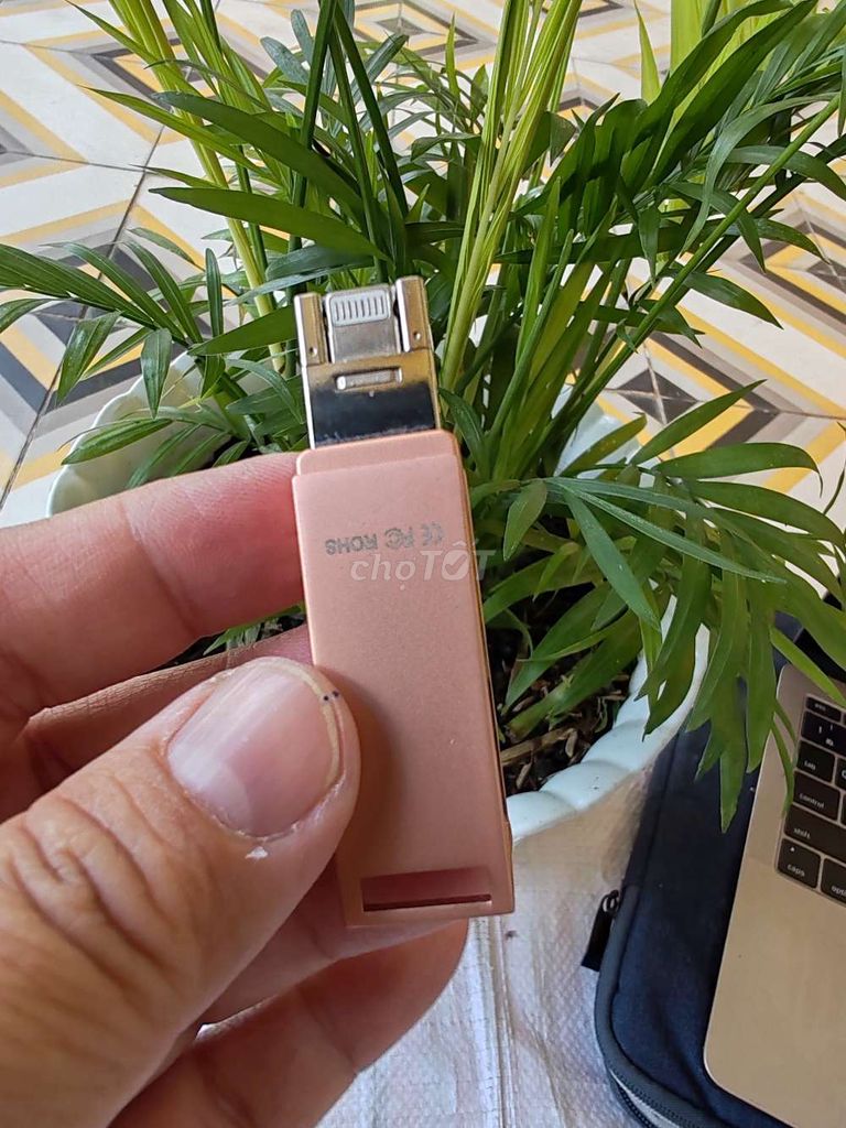 USB 32GB, màu đồng..Sử dụng 2 cổng : USB và IPhone