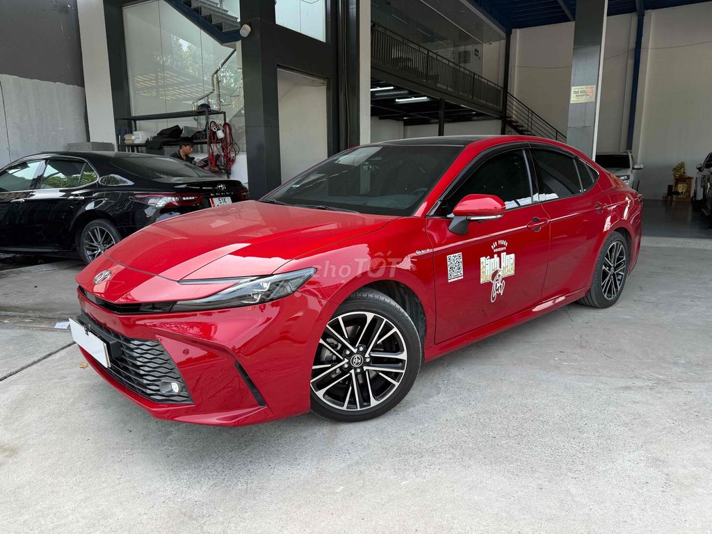 Цена на серфинг Toyota Camry 2.5Q HEV TOP 2025 года снижена