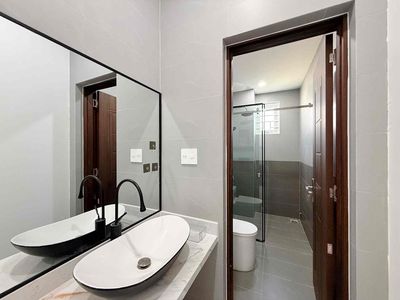 NHÀ NGUYÊN CĂN 3 PHÒNG NGỦ Ở VÀ KINH DOANH SẠCH MẶT TIỀN ĐƯỜNG KHU PHƯ
