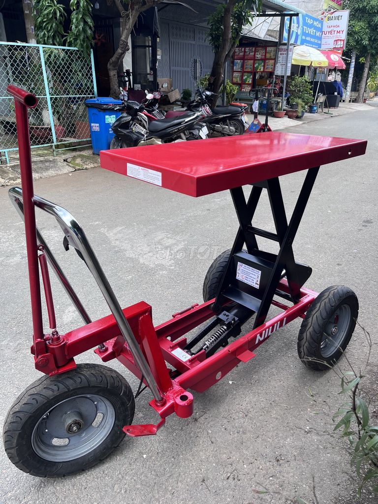 Xe nâng mặt bàn chế bánh lớn 800kg