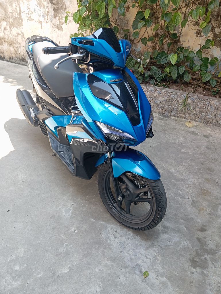 Синий скутер Honda Air Blade 2019