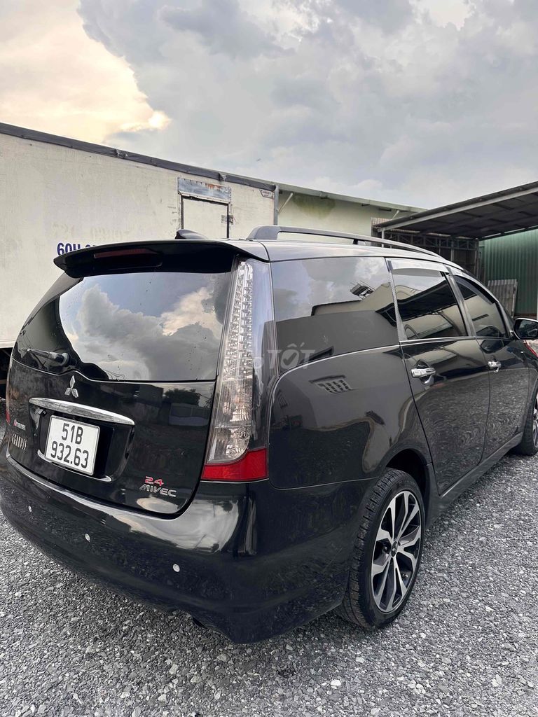 Mitsubishi Grandis 2005 черный автомат 7 мест