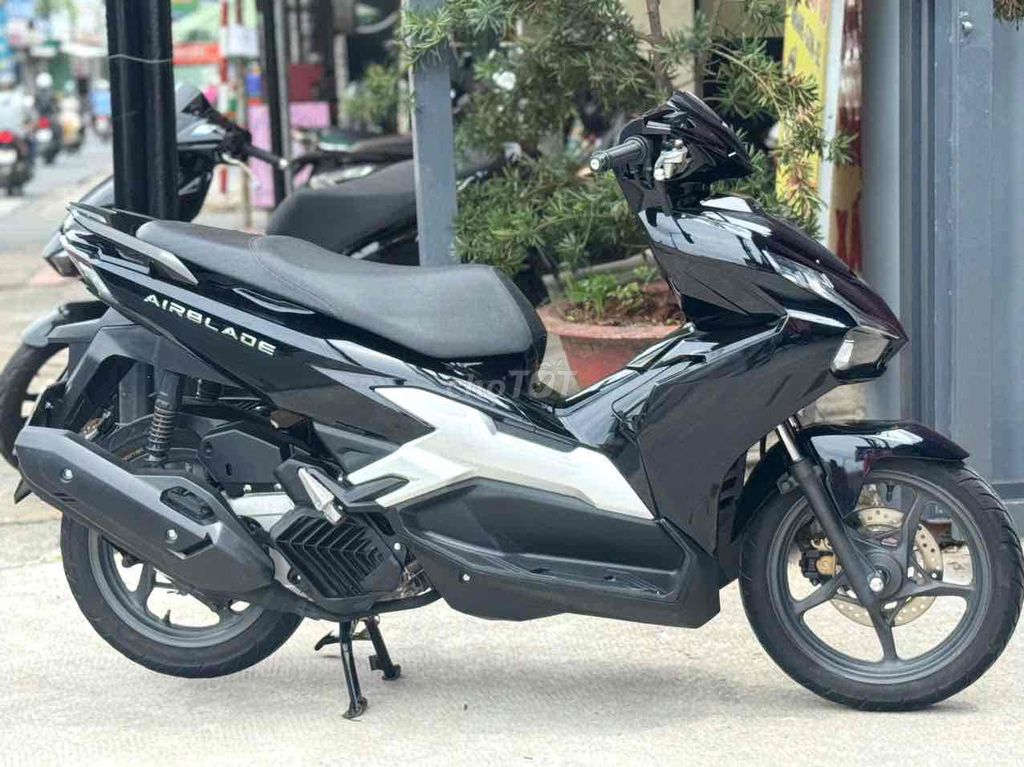 Honda Air Blade 125 2024 черный глянцевый от собственника