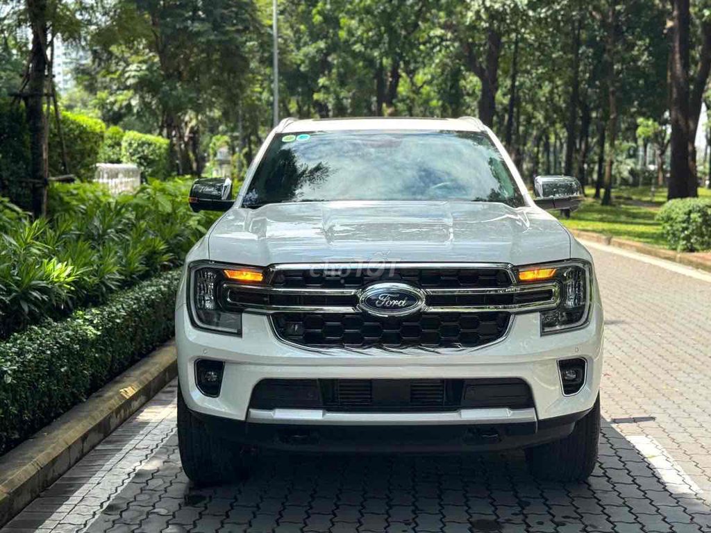 Ford Everest Titanium 2024 - 7.500km Trắng